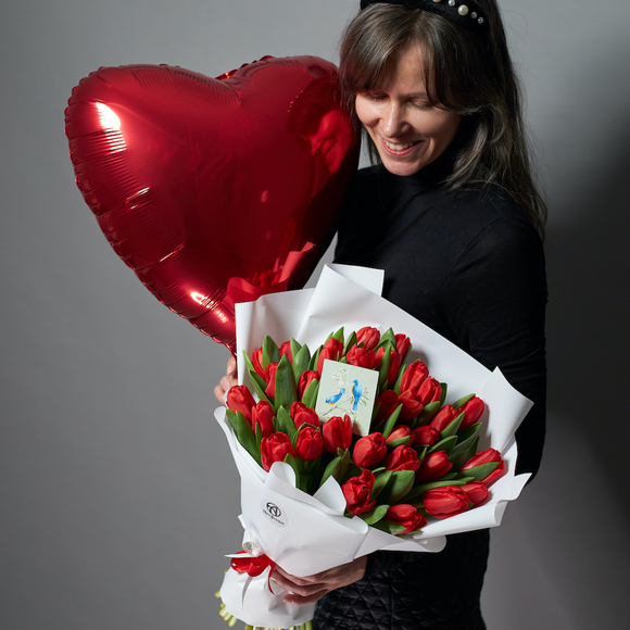 Набор размер XL с букетом из 51 красного тюльпана (Голландия) в корейской упаковке