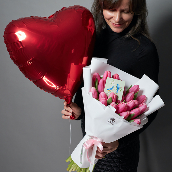 Набор размер М+ с букетом из 25 розовых тюльпанов (Голландия) в корейской упаковке