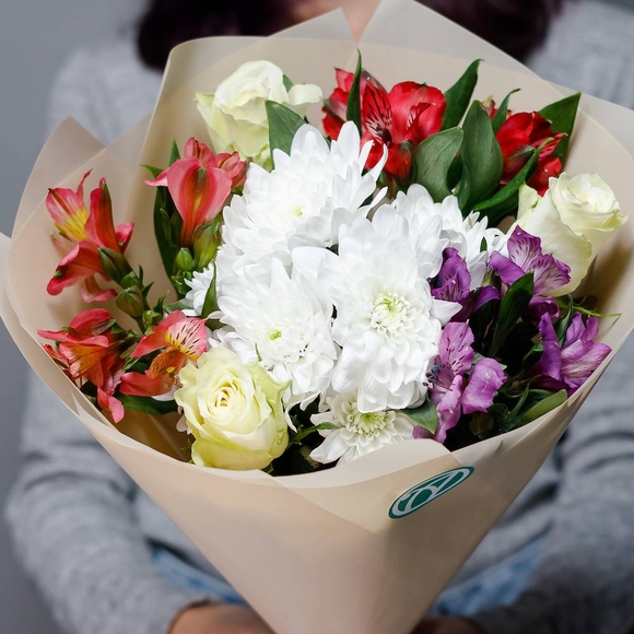 Букет из белых роз, хризантемы и альстромерии микс