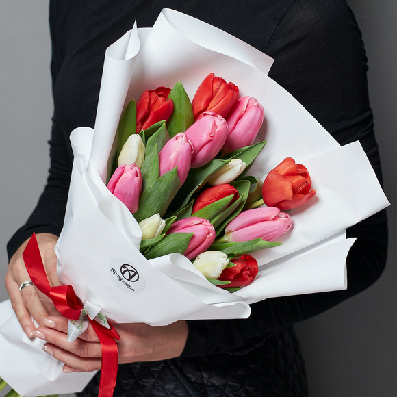 Букет из 15 тюльпанов нежный микс (Голландия) в корейской упаковке