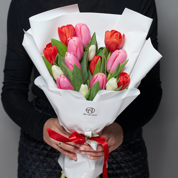 Букет из 15 тюльпанов нежный микс (Голландия) в корейской упаковке