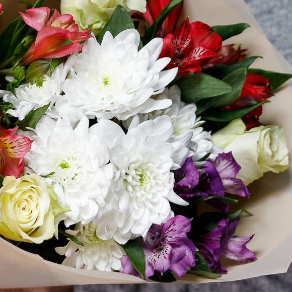 Букет из белых роз, хризантемы и альстромерии микс