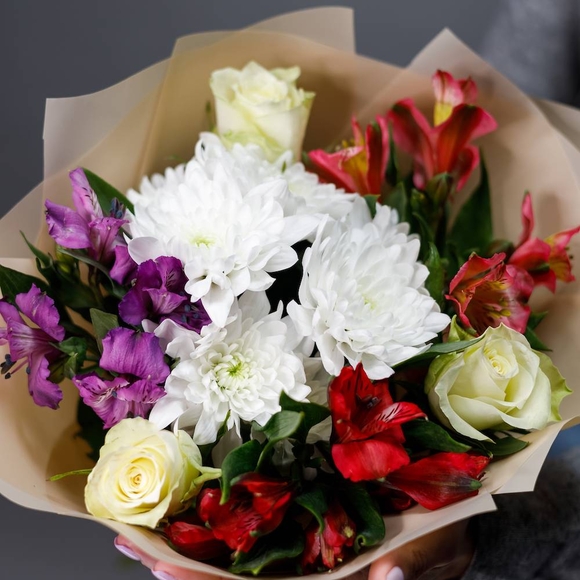 Букет из белых роз, хризантемы и альстромерии микс