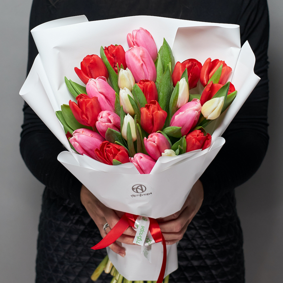 Букет из 25 тюльпанов нежный микс (Голландия) в корейской упаковке