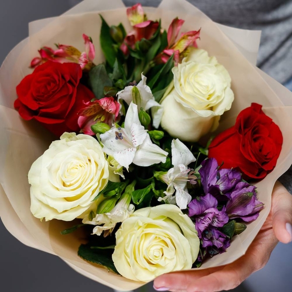 Букет из красных и белых эквадорских роз и альстромерии - S