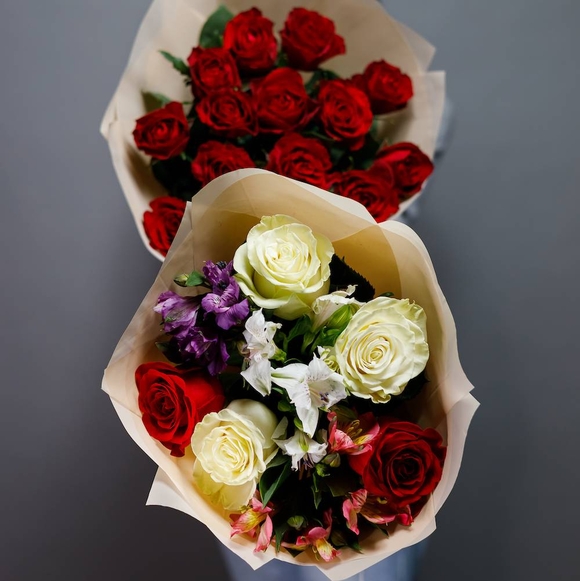 Букет из красных и белых эквадорских роз и альстромерии - S