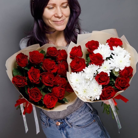 Букет из красных роз и кустовых хризантем - S