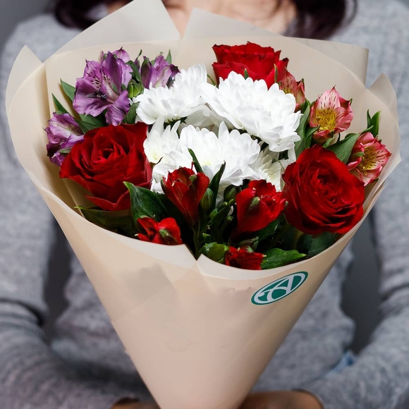 Букет из красных роз, хризантемы и альстромерии микс