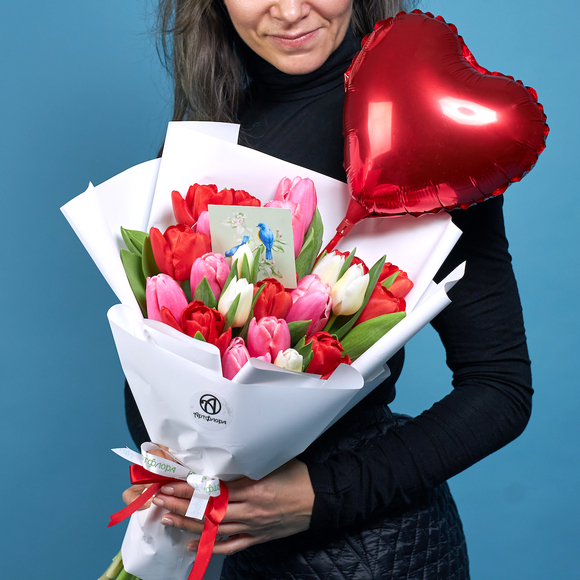 Набор размер М с букетом из 25 тюльпанов нежный микс (Голландия) в корейской упаковке