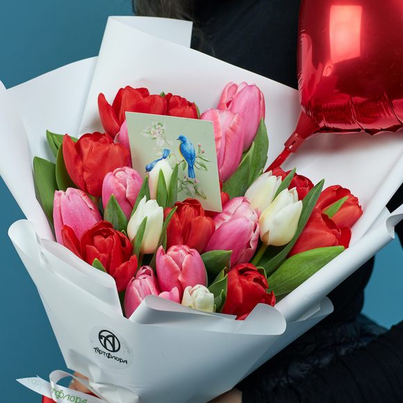 Набор размер М с букетом из 25 тюльпанов нежный микс (Голландия) в корейской упаковке
