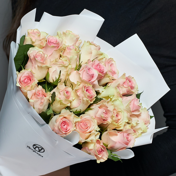 Букет из 25 розовых роз Кения (35 см) в корейской упаковке