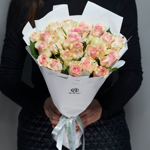 Букет из 25 розовых роз Кения (35 см) в корейской упаковке