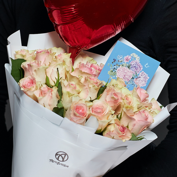 Набор размер М с букетом из 25 розовых роз Кения (35 см) в корейской упаковке