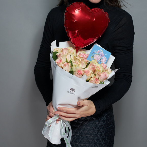 Набор размер М с букетом из 25 розовых роз Кения (35 см) в корейской упаковке