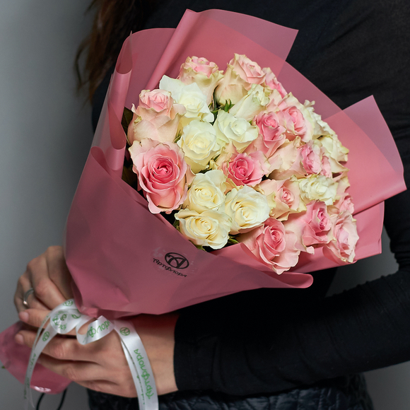 Букет из 25 белых и розовых роз Кения (35 см) в корейской упаковке