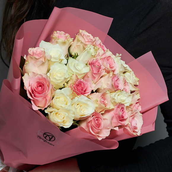 Букет из 25 белых и розовых роз Кения (35 см) в корейской упаковке