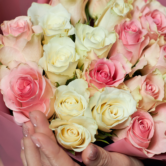 Букет из 25 белых и розовых роз Кения (35 см) в корейской упаковке