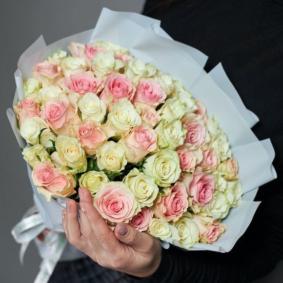 Букет из 51 белой и розовой розы Кения (35 см) в корейской упаковке