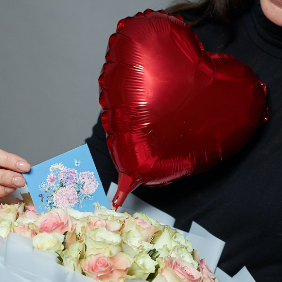 Набор размер XL с букетом из 51 белой и розовой розы Кения (35 см) в корейской упаковке