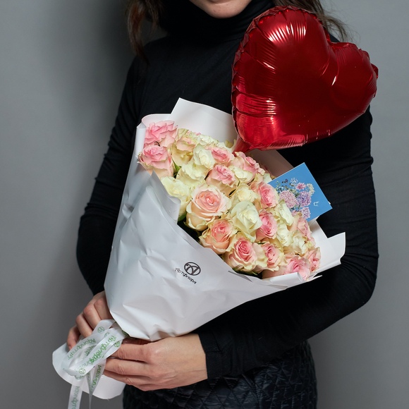Набор размер L с букетом из 35 белых и розовых роз Кения (35 см) в корейской упаковке