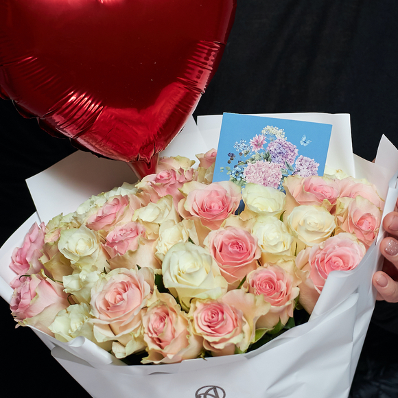 Набор размер L с букетом из 35 белых и розовых роз Кения (35 см) в корейской упаковке