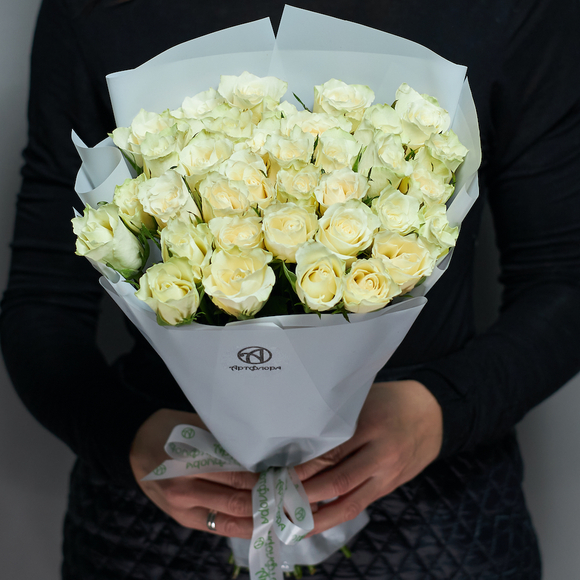 Букет из 35 белых роз Кения (35 см) в корейской упаковке