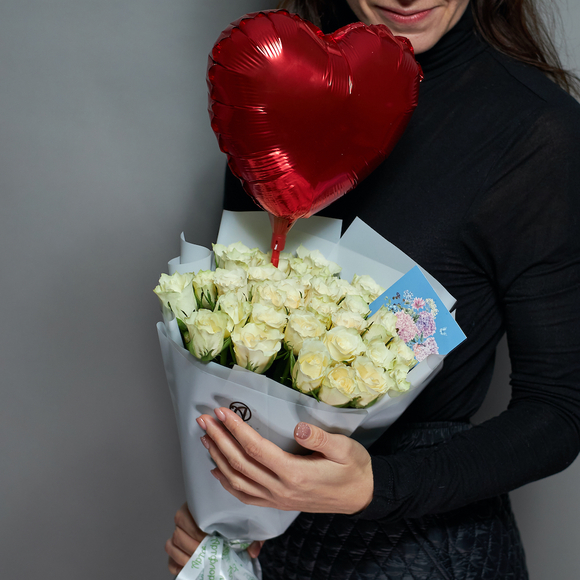 Набор размер L с букетом из 35 белых роз Кения (35 см) в корейской упаковке