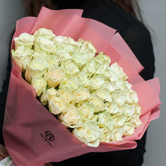 Букет из 51 белой розы Кения (35 см) в корейской упаковке