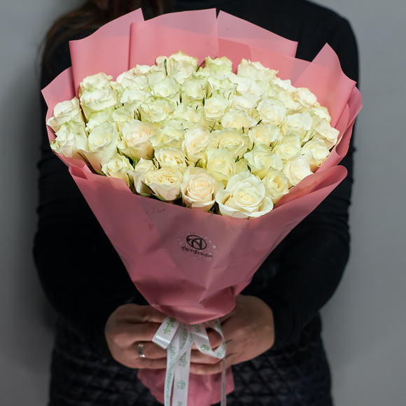 Букет из 51 белой розы Кения (35 см) в корейской упаковке
