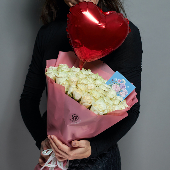 Набор размер XL с букетом из 51 белой розы Кения (35 см) в корейской упаковке