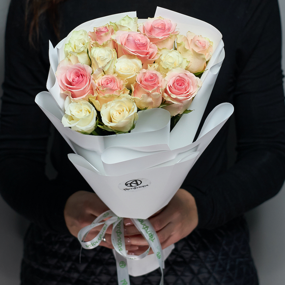 Букет из 15 розовых и белых роз Кения (35 см) в корейской упаковке