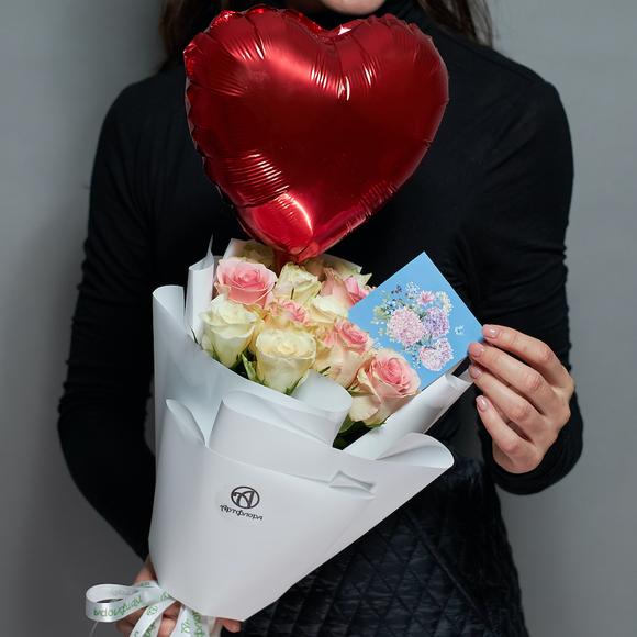 Набор размер S с букетом из 15 розовых и белых роз Кения (35 см) в корейской упаковке