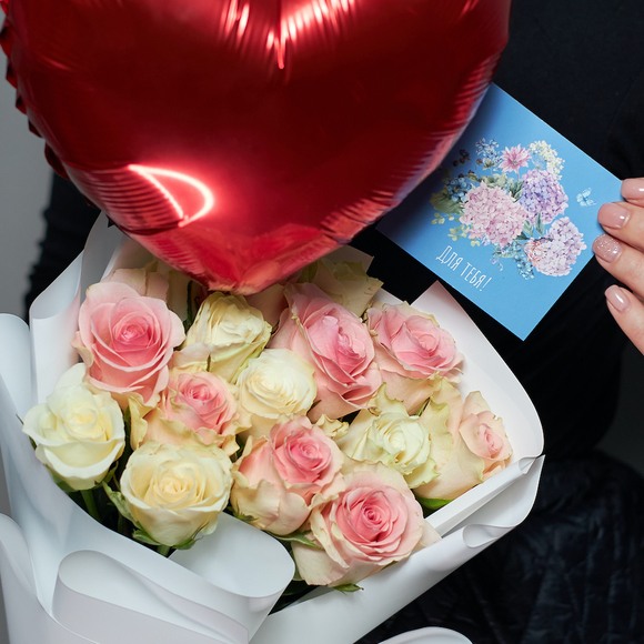 Набор размер S с букетом из 15 розовых и белых роз Кения (35 см) в корейской упаковке