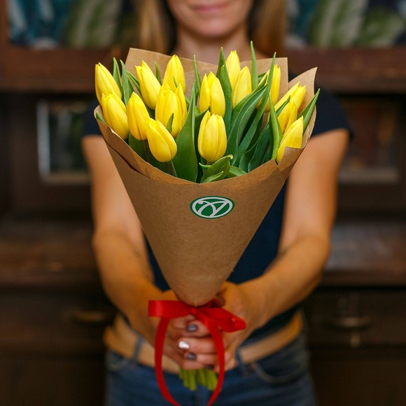 Букет из 15 желтых тюльпанов