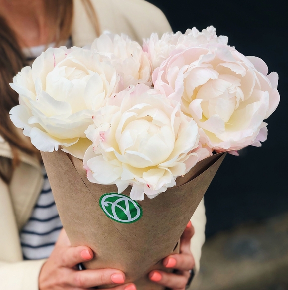 Букет из 5 белых пионов (Голландия). 