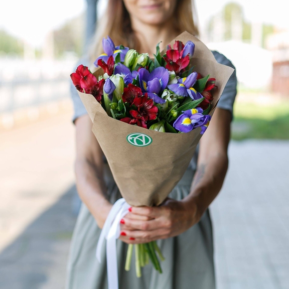 Букет из синих ирисов и альстромерии микс - S