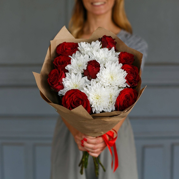 Букет из красных роз и кустовых хризантем - S