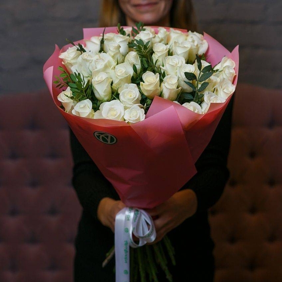 Букет из 35 белых роз 50 см (Кения) с фисташкой в розовой упаковке