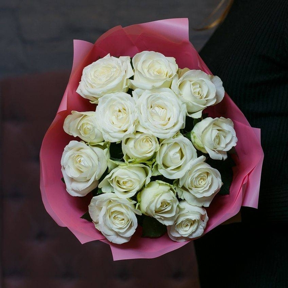 Букет из 15 белых роз 50 см (Кения) в розовой упаковке