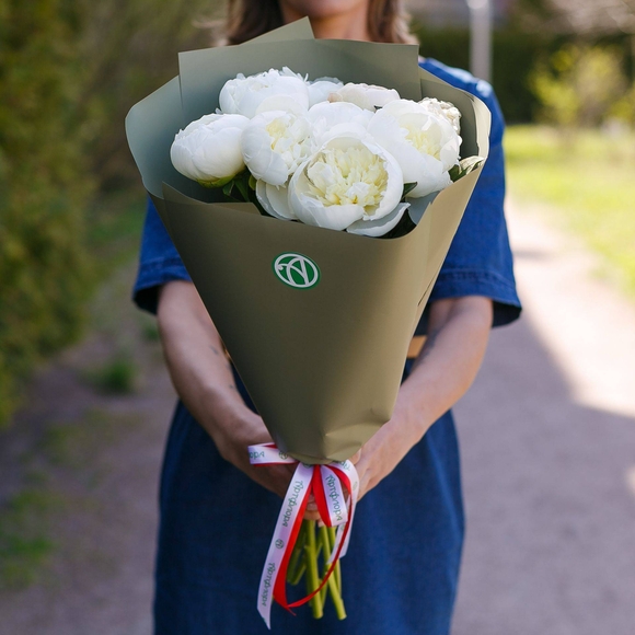 Букет из 9 белых пионов (Голландия) 