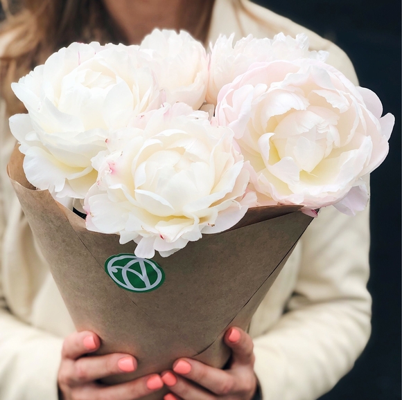 Букет из 5 белых пионов (Голландия). 