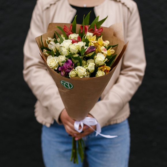 Букет из 7 белых кустовых роз и 4 альстромерий микс - S
