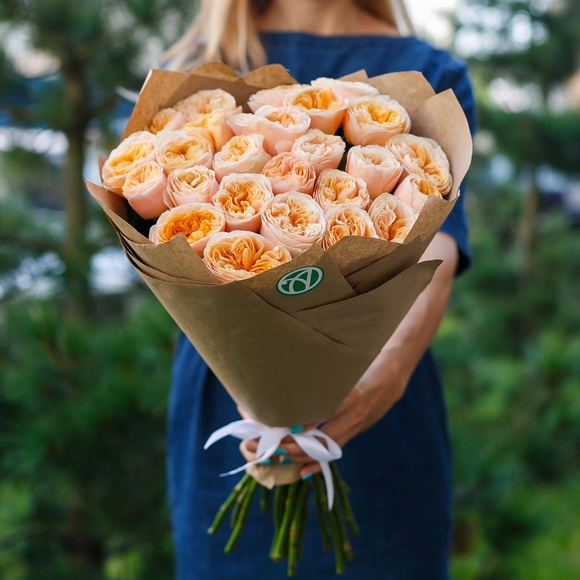 Букет из 25 пионовидных роз Вувузела Пич 50 см