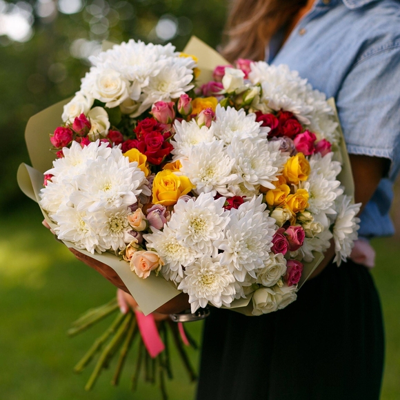 Букет из кустовых роз микс и хризантем - L