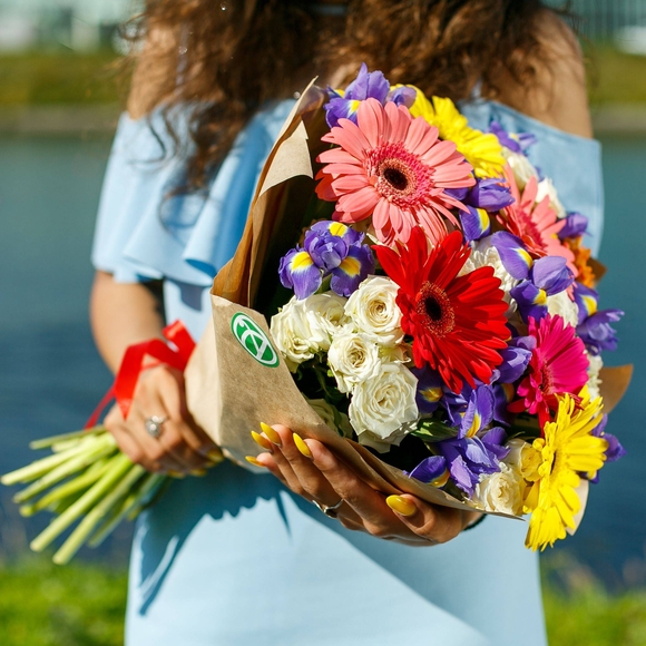 Букет из гербер, белых кустовых роз и ирисов - L