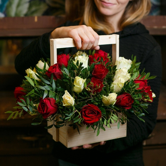 Деревянный ящик с красными и белыми розами (Кения)