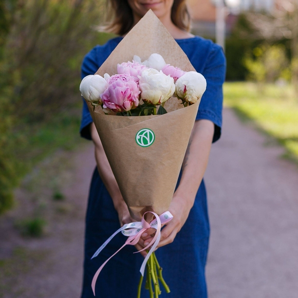 Букет из 7 пионов микс (Голландия) 