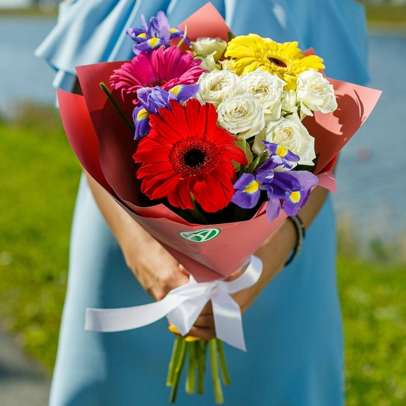 Букет из гербер, белых кустовых роз и ирисов  - S