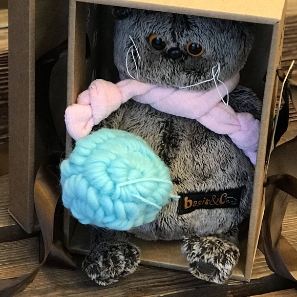 Басик с кубком в шарфе