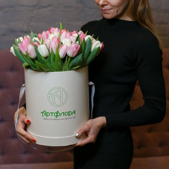 75 тюльпанов нежный микс в шляпной коробке large